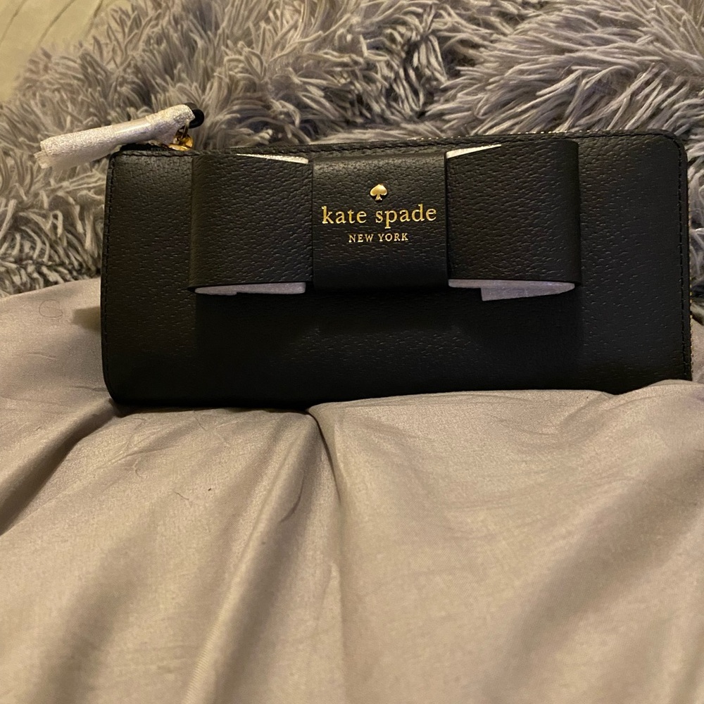 💕🩷NWT Kate Spade Back Leather Wallet with Cute Bow! Lots of Pocket Room🩷💕